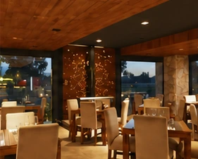 La iluminación en el interior del restobar