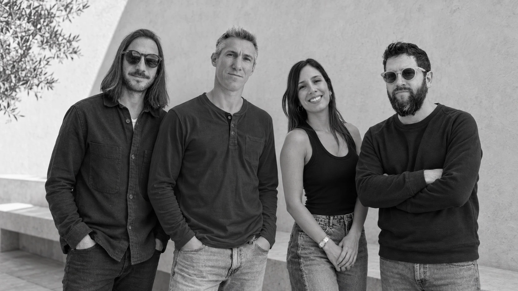 El equipo de A+ Studio, retratado en blanco y negro